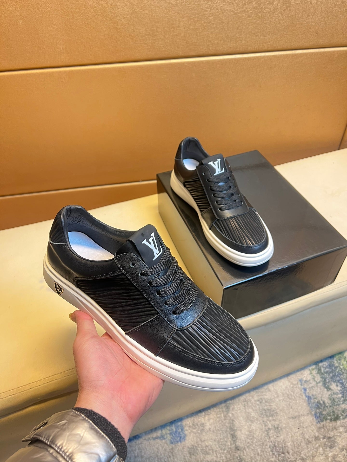LV SNEAKERS IN BLACK CALFSKIN AND SUEDE