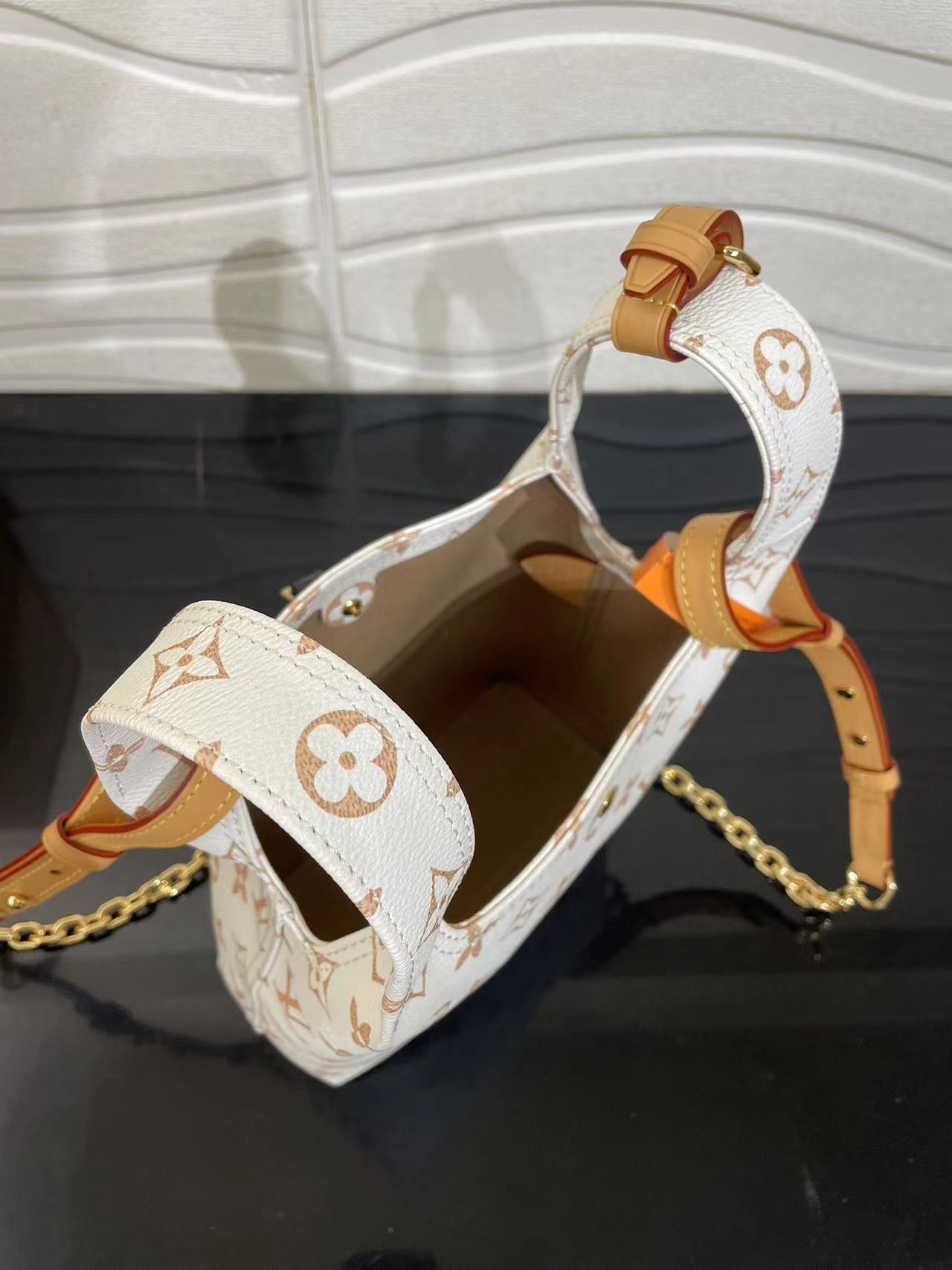 LV ATLANTIS BB 17 IN WHITE MONOGRAM COATED CANVAS