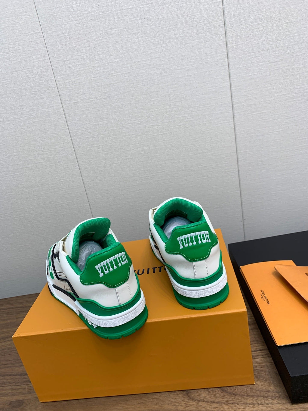 LV WOMEN'S TRAINER IN WHITE MIX GREEN CALFSKIN