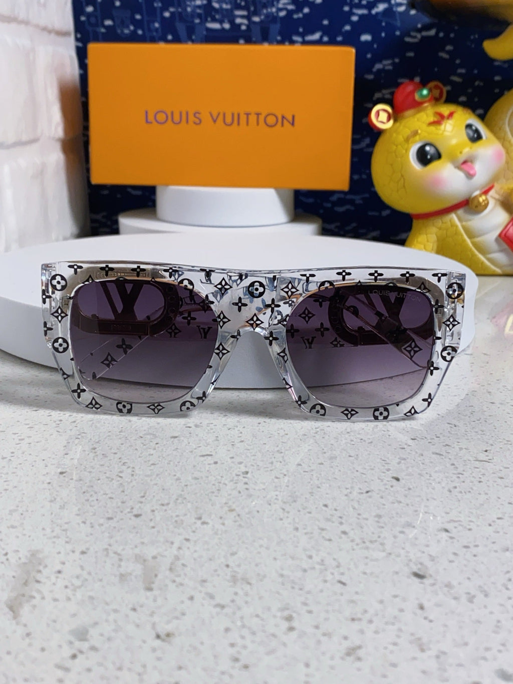 LINK SQUARE SUNGLASSES 570271 IN CLEAR ACETATE MONOGRAM LOGO ON FRAME