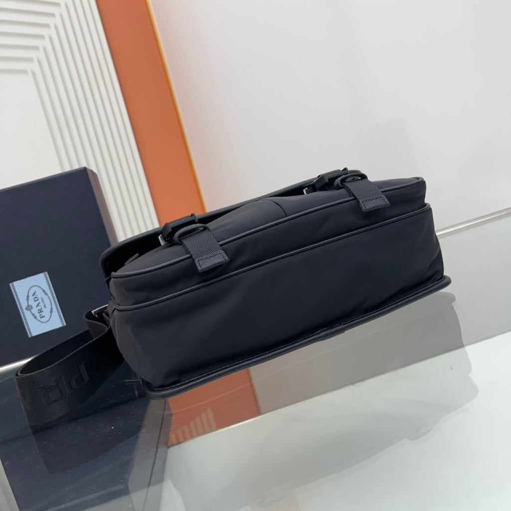 PRA SMALL 26 SHOULDERBAG IN BLACK SAFFIANO LEATHER