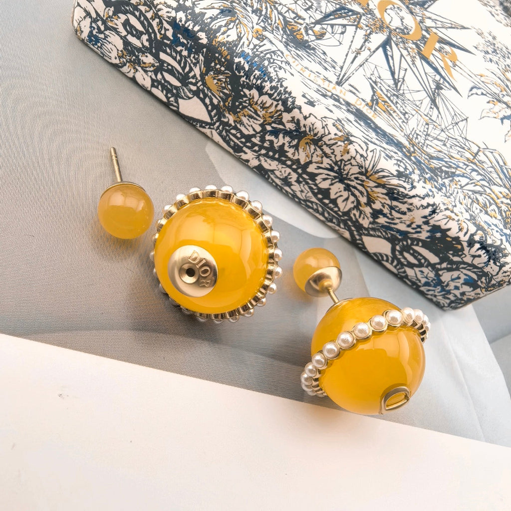CD 26S YELLOW RESIN PEARL DOUBLE BALL EARRINGS IN GOLD METAL 631070