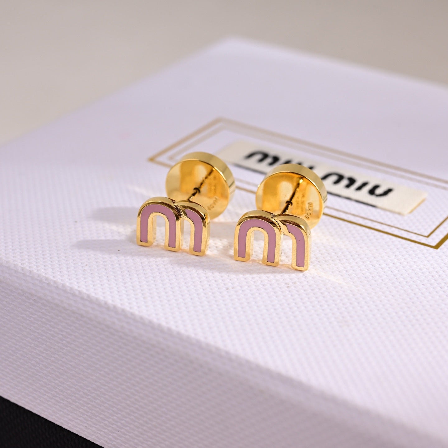 MIUMIU 26S MINI ARCH LOGO PINK ENAMEL STUD EARRINGS IN GOLD TONE METAL 635076