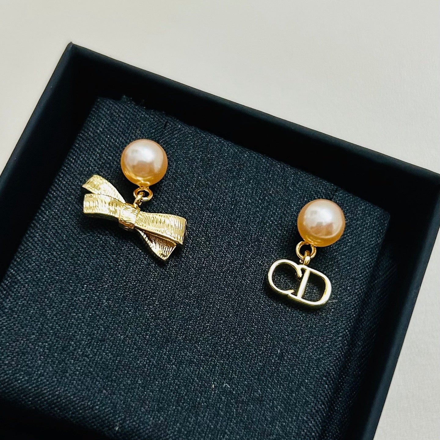 CD 26S PEARL BOW MISMATCH DROP EARRINGS IN GOLD TONE METAL 646611