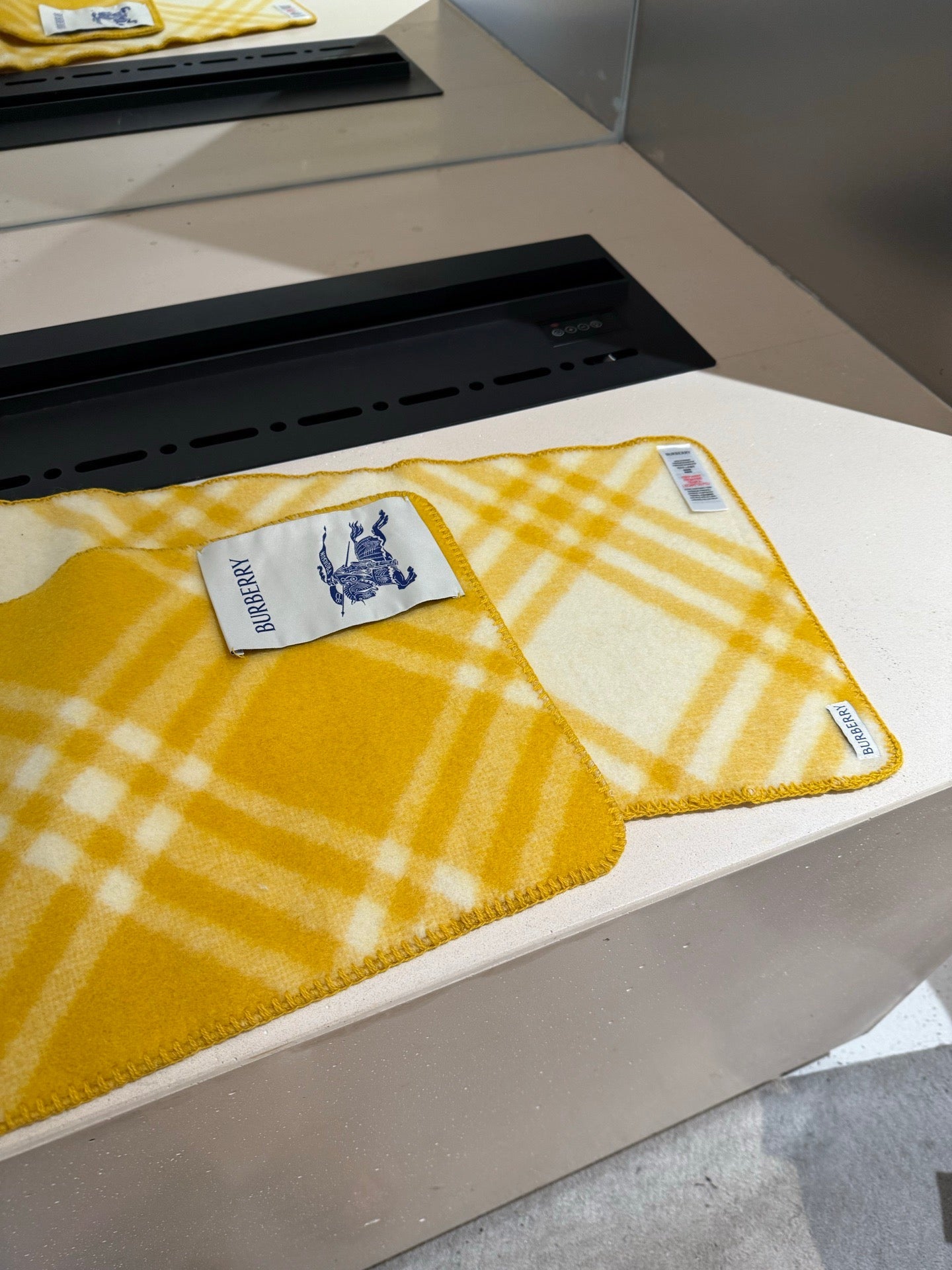 BURBERRY 26S SCARF 180CM IN CASHMERE 307284