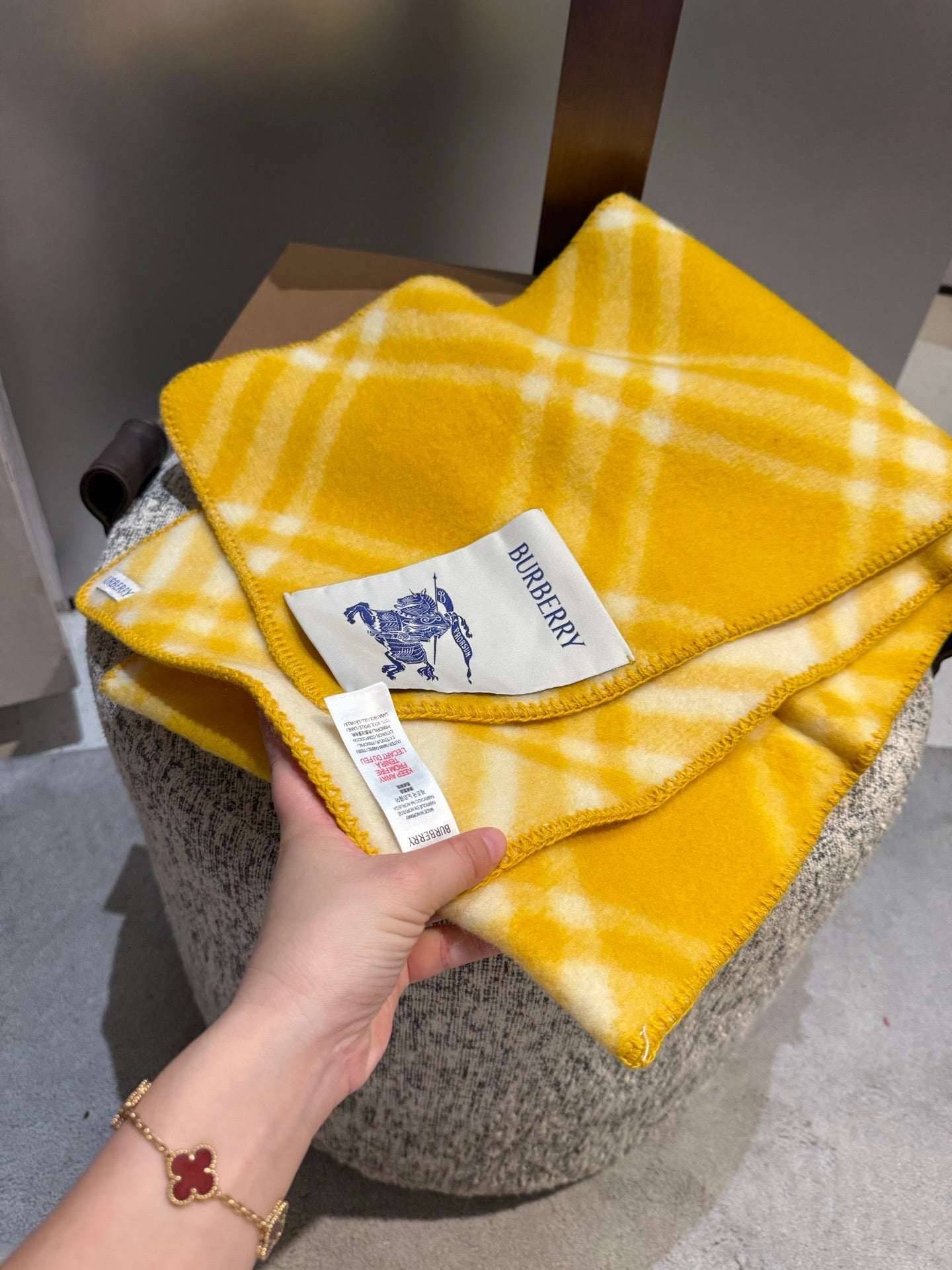 BURBERRY 26S SCARF 180CM IN CASHMERE 307284