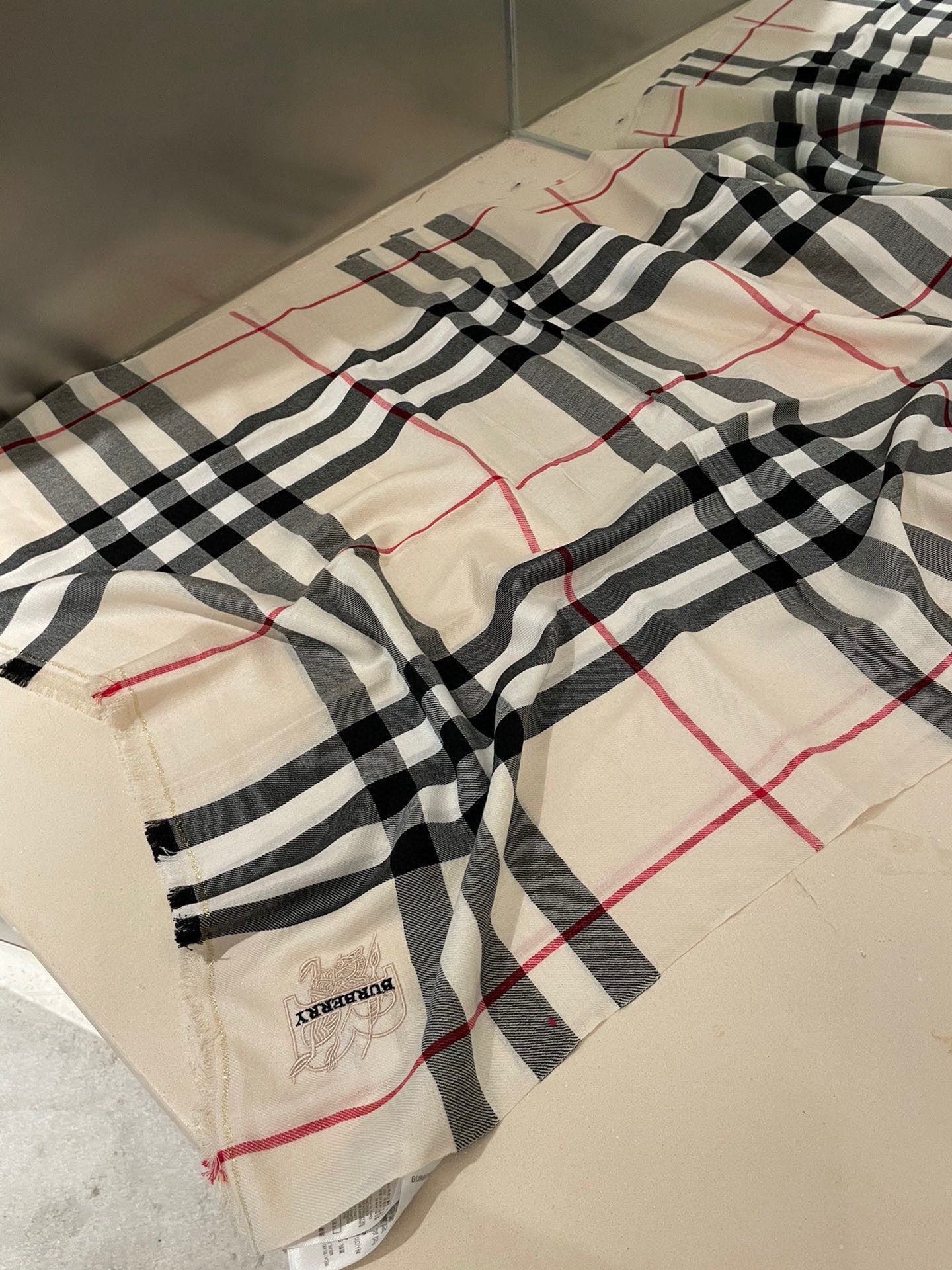 BURBERRY 26S SCARF 200CM IN CASHMERE 215173