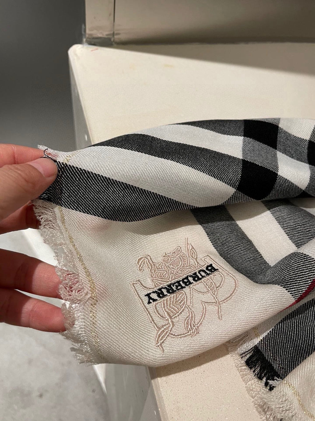 BURBERRY 26S SCARF 200CM IN CASHMERE 215173