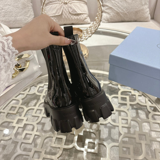 PRADA 26S MONOLITH CHELSEA BOOTS IN BLACK PATENT CALFSKIN AND FABRIC