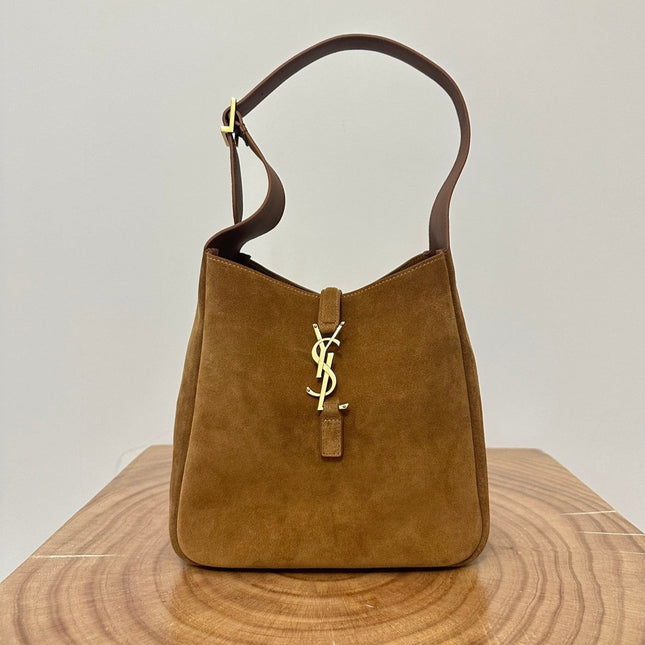 LE 5 À 7  SUPPLE SMALL 22 IN  CARAMEL BROWN SUEDE