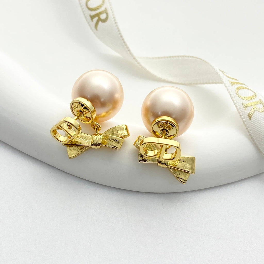 CD 26S PEARL BOW DROP EARRINGS IN GOLD TONE METAL 644484