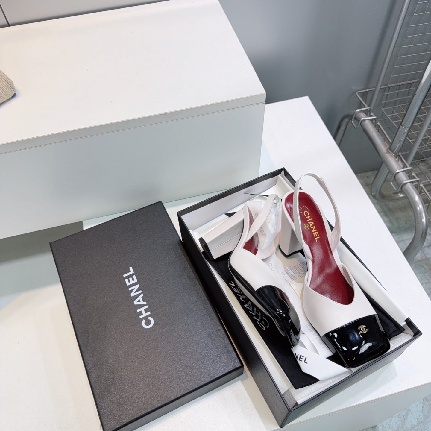 CHANEL 26S SLINGBACK 95 MM IN WHITE LAMBSKIN WITH BLACK CAP TOE