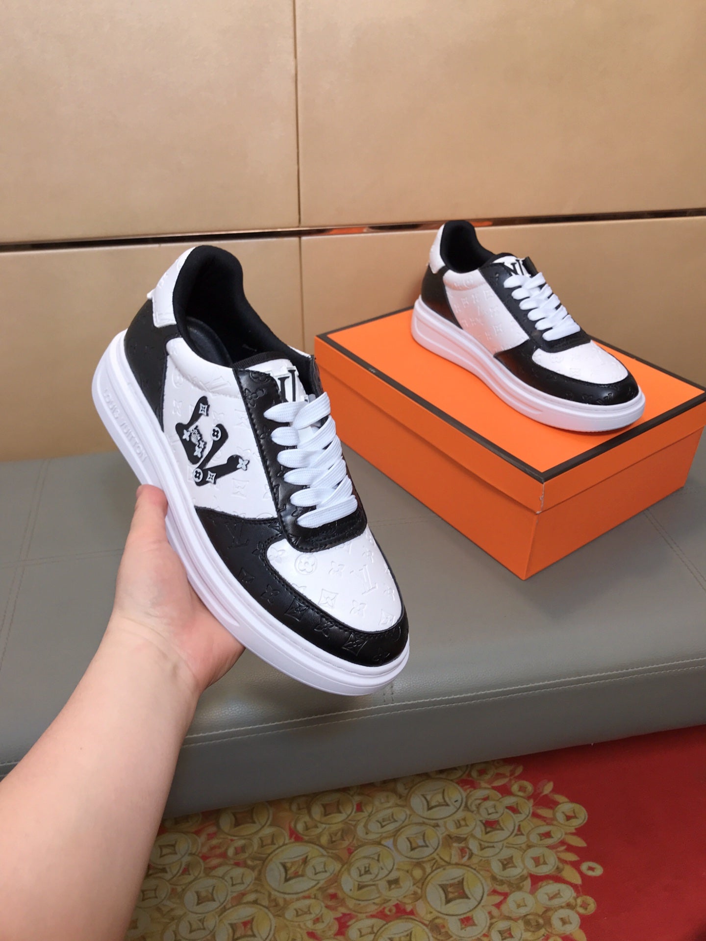 LV TRAINER SHOES IN BLACK MIX WHITE CALFSKIN