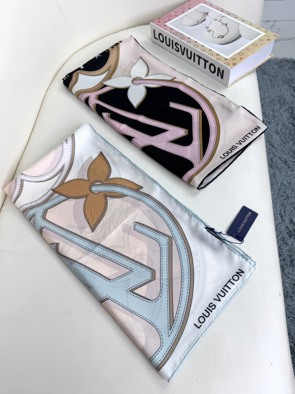LV SCARF 90 CM IN SILK 720000