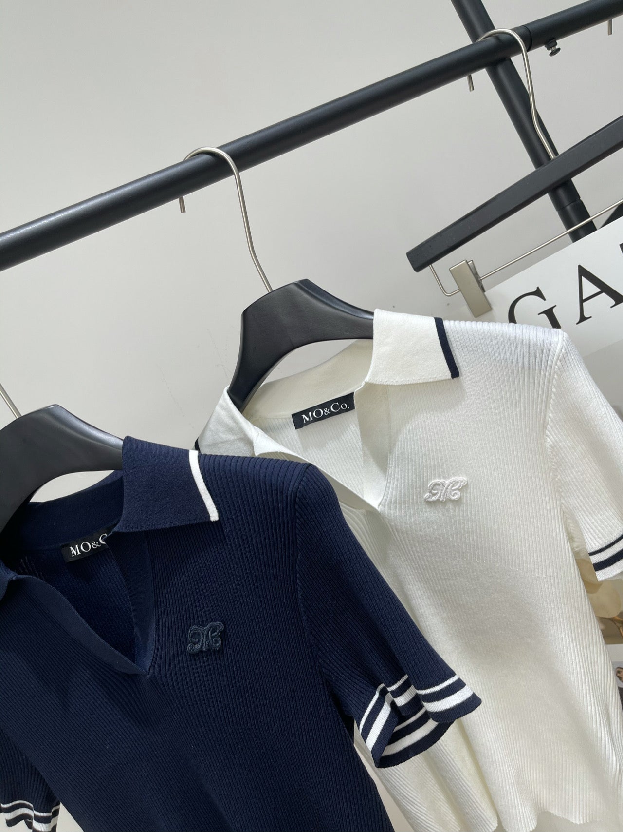 MO&CO. SUMMER KNIT POLO SHIRT IN NEW TENNIS-INSPIRED STYLE 267889
