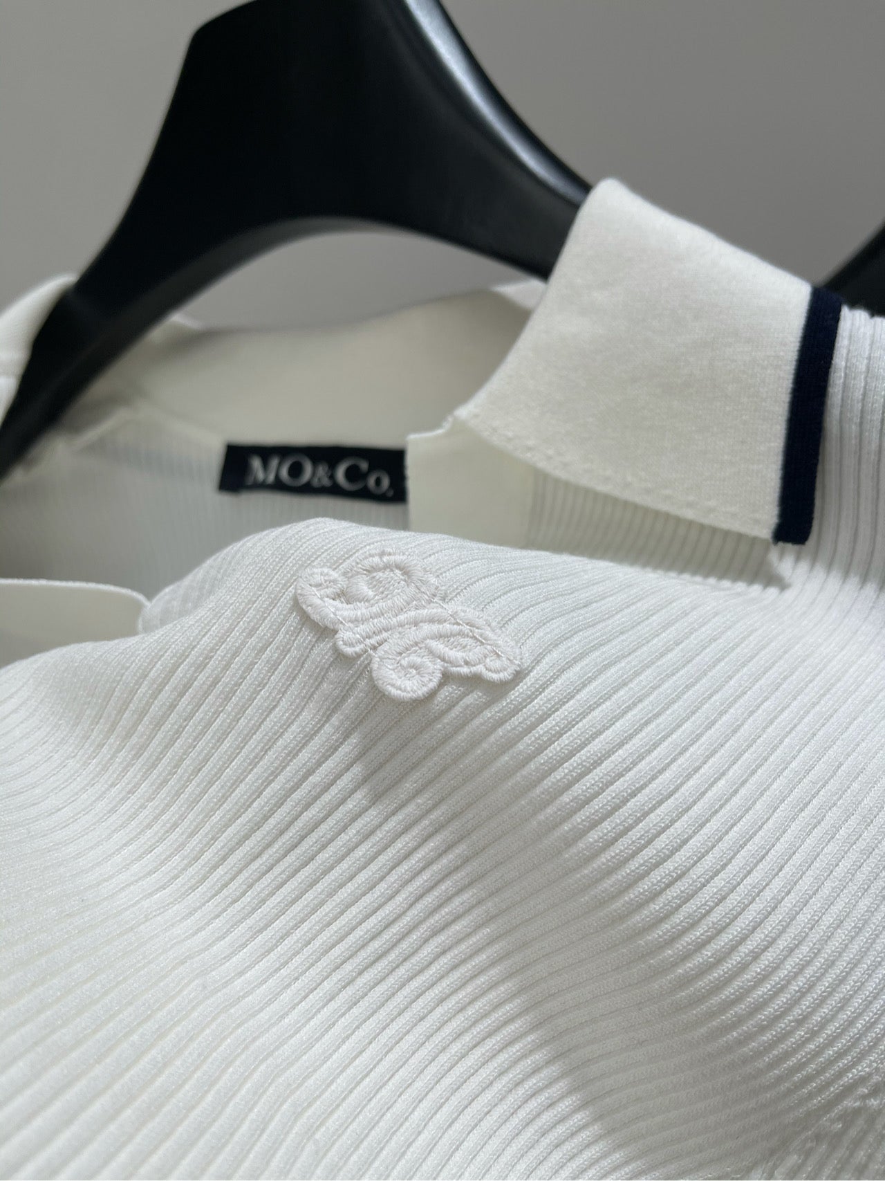 MO&CO. SUMMER KNIT POLO SHIRT IN NEW TENNIS-INSPIRED STYLE 267889