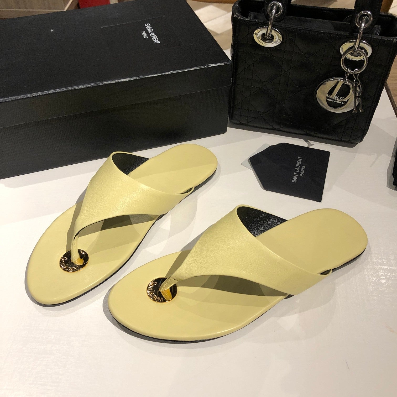 FLAT THONG IN LIGHT YELLOW CALFSKIN