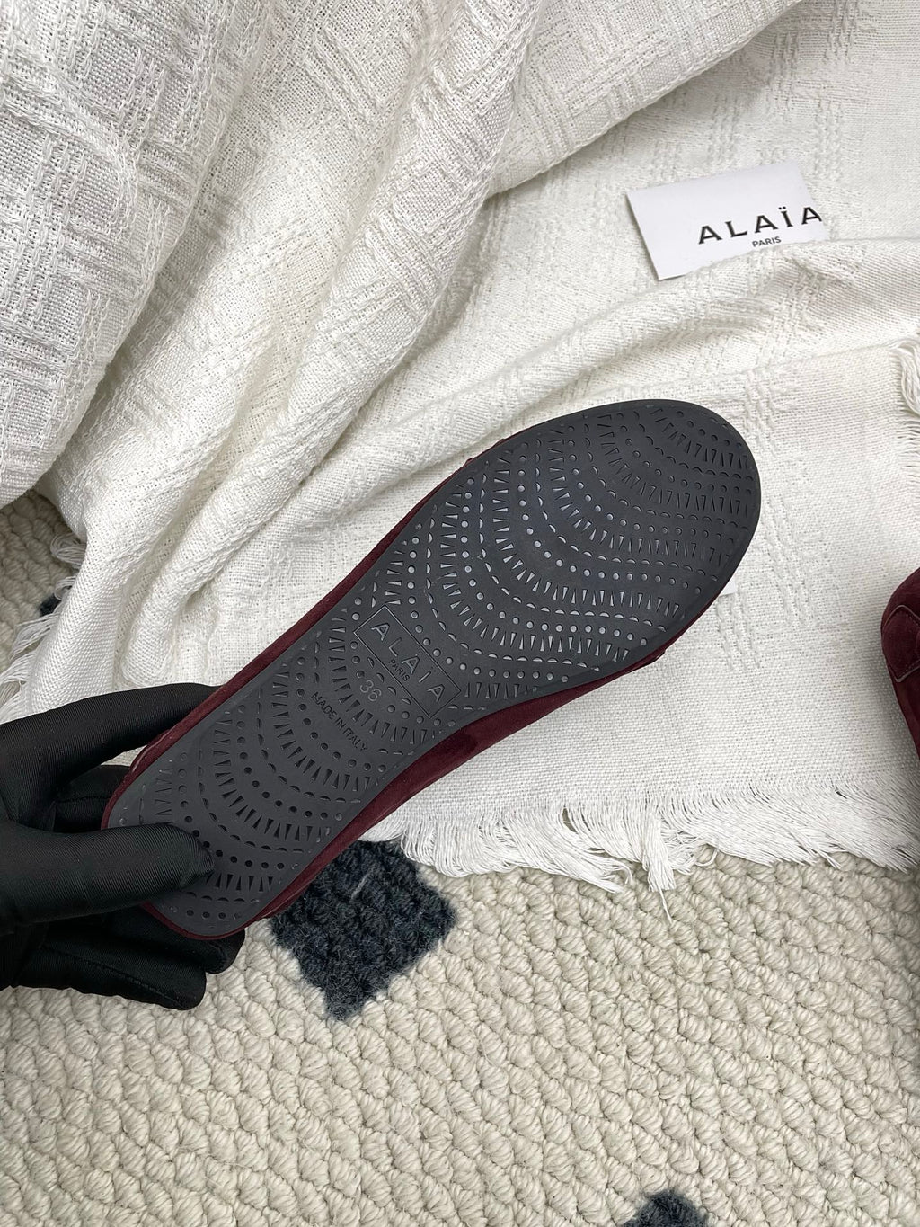 ALAIA 26S BALLET TECKEL IN DARK RED SUEDE