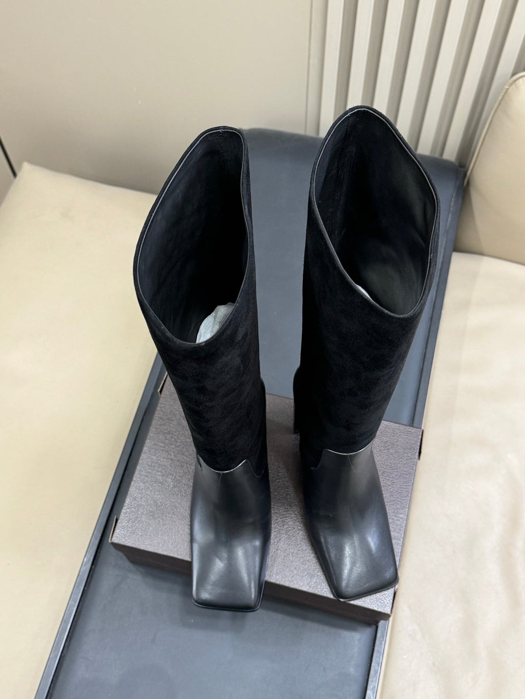 ALAIA 25S KNEE BOOTS IN BLACK CALFSKIN AND SUEDE