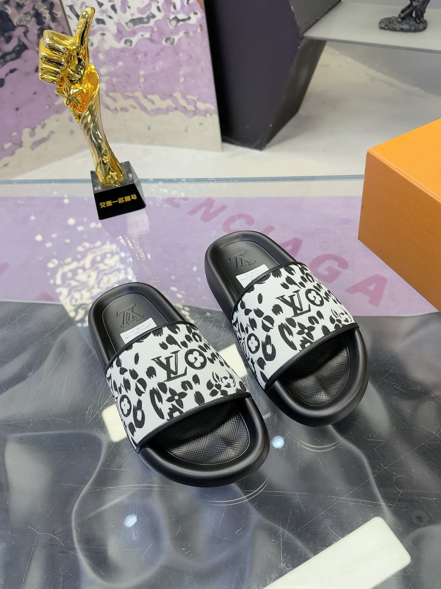 LV 26S SLIDE SANDALS IN WHITE BLACK CALFSKIN AND CANVAS