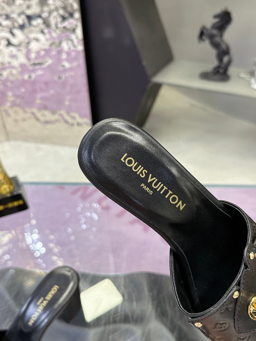 LV 26S BLOCK HEEL MULE SANDALS IN BLACK EMBOSSED CALFSKIN GOLD HARDWARE