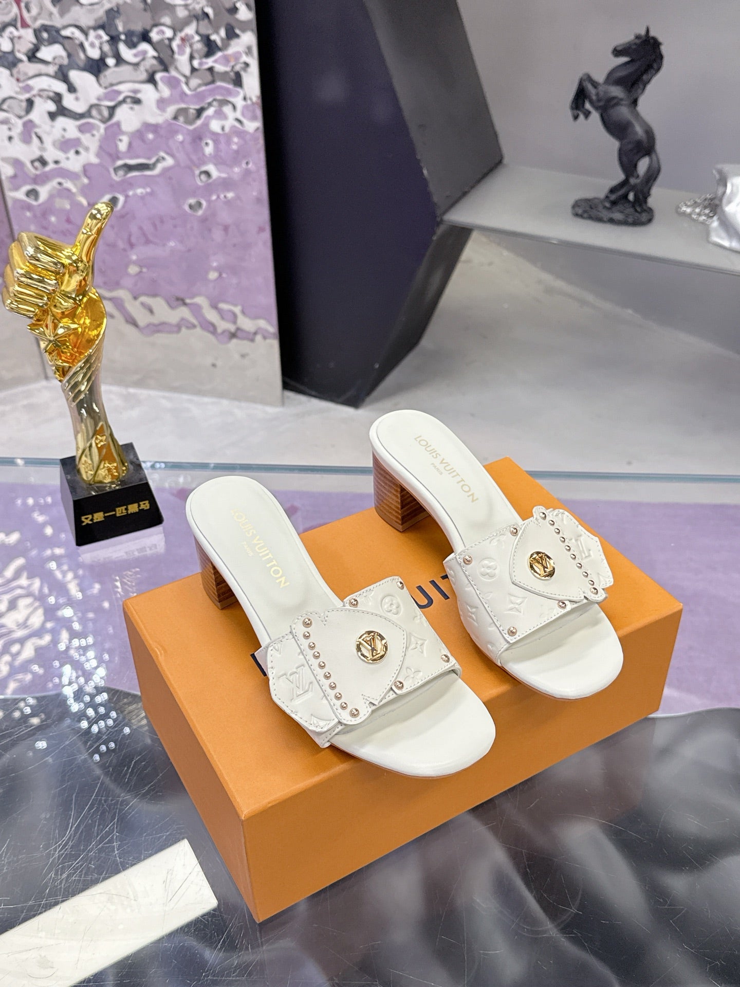 LV 26S BLOCK HEEL MULE SANDALS IN WHITE EMBOSSED CALFSKIN GOLD HARDWARE