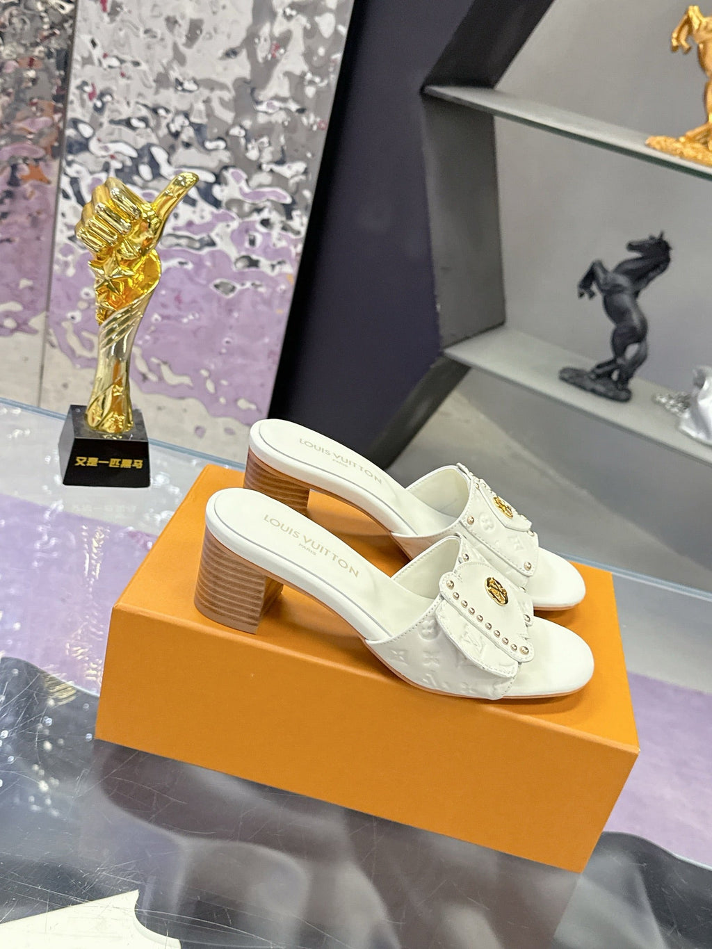 LV 26S BLOCK HEEL MULE SANDALS IN WHITE EMBOSSED CALFSKIN GOLD HARDWARE