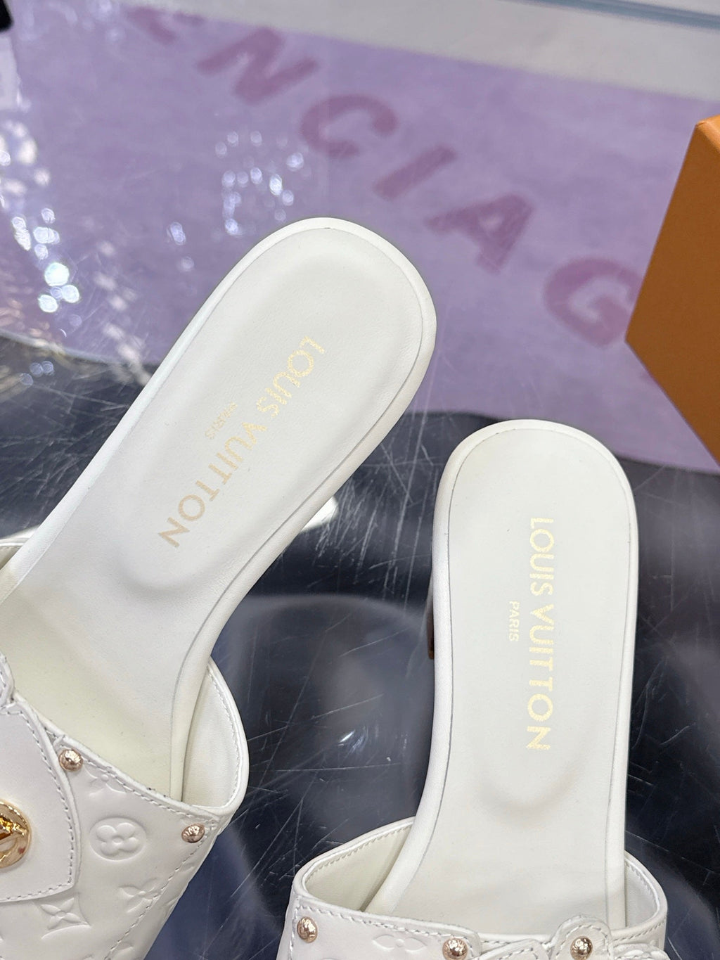 LV 26S BLOCK HEEL MULE SANDALS IN WHITE EMBOSSED CALFSKIN GOLD HARDWARE