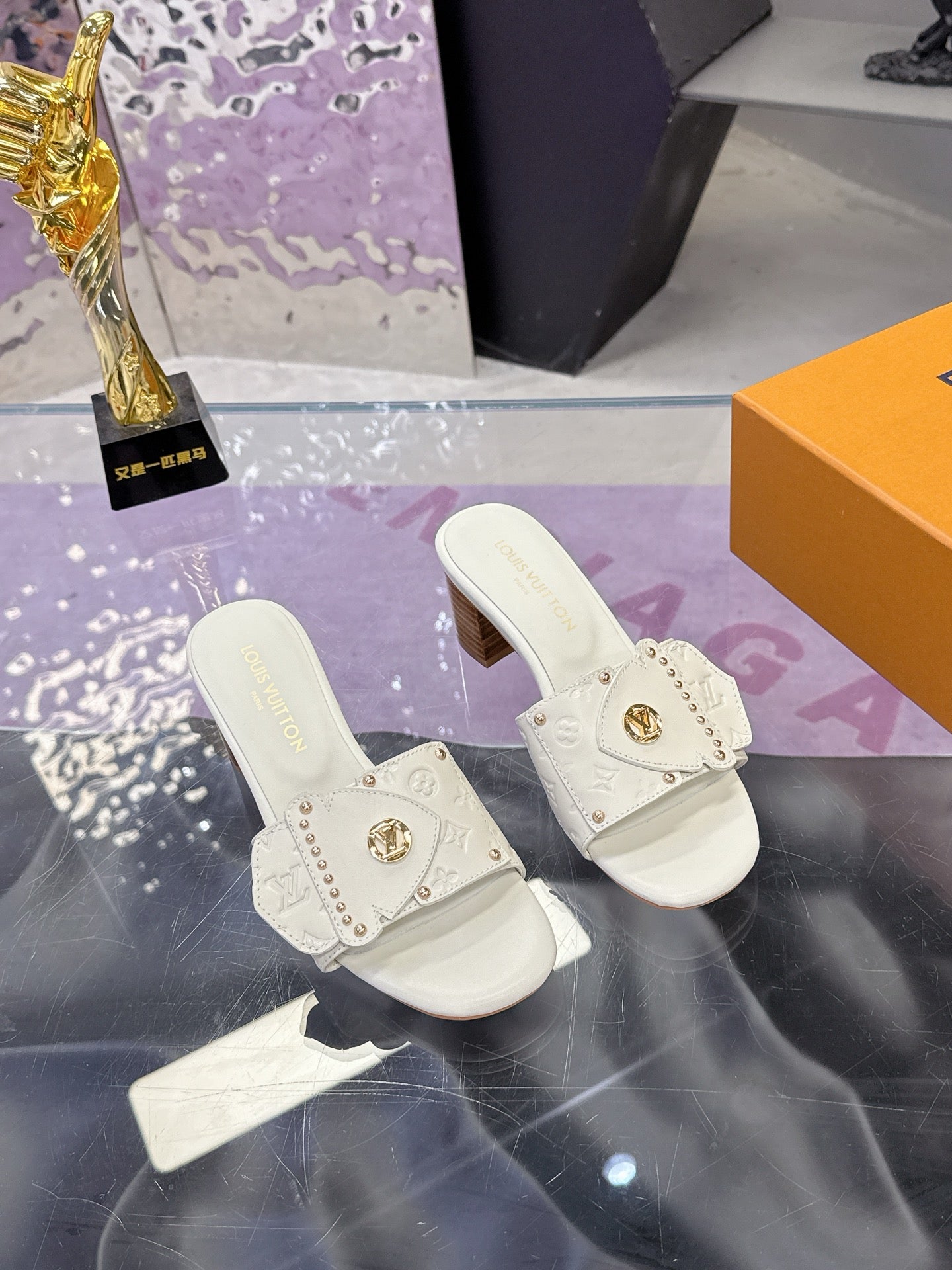 LV 26S BLOCK HEEL MULE SANDALS IN WHITE EMBOSSED CALFSKIN GOLD HARDWARE