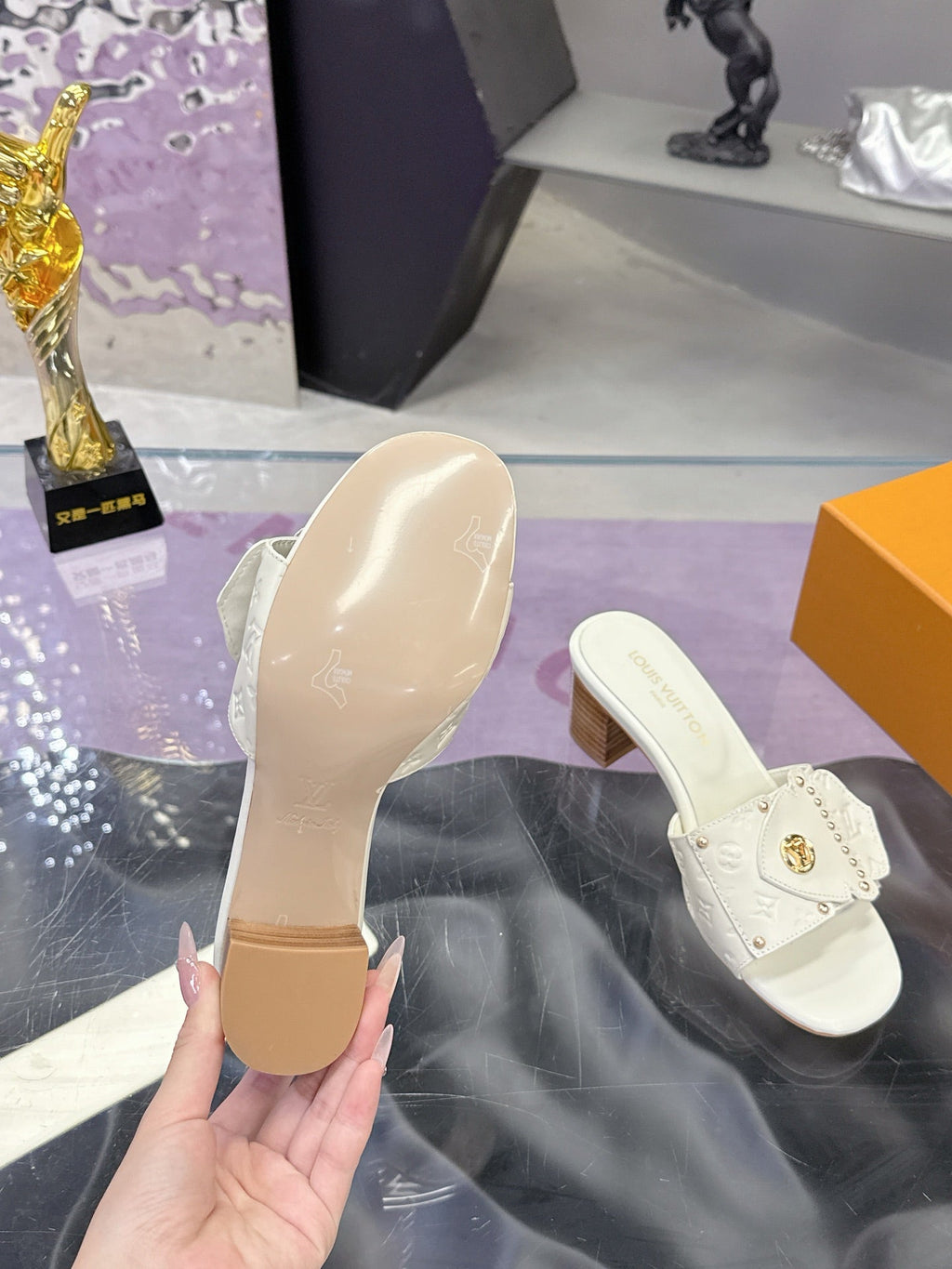 LV 26S BLOCK HEEL MULE SANDALS IN WHITE EMBOSSED CALFSKIN GOLD HARDWARE