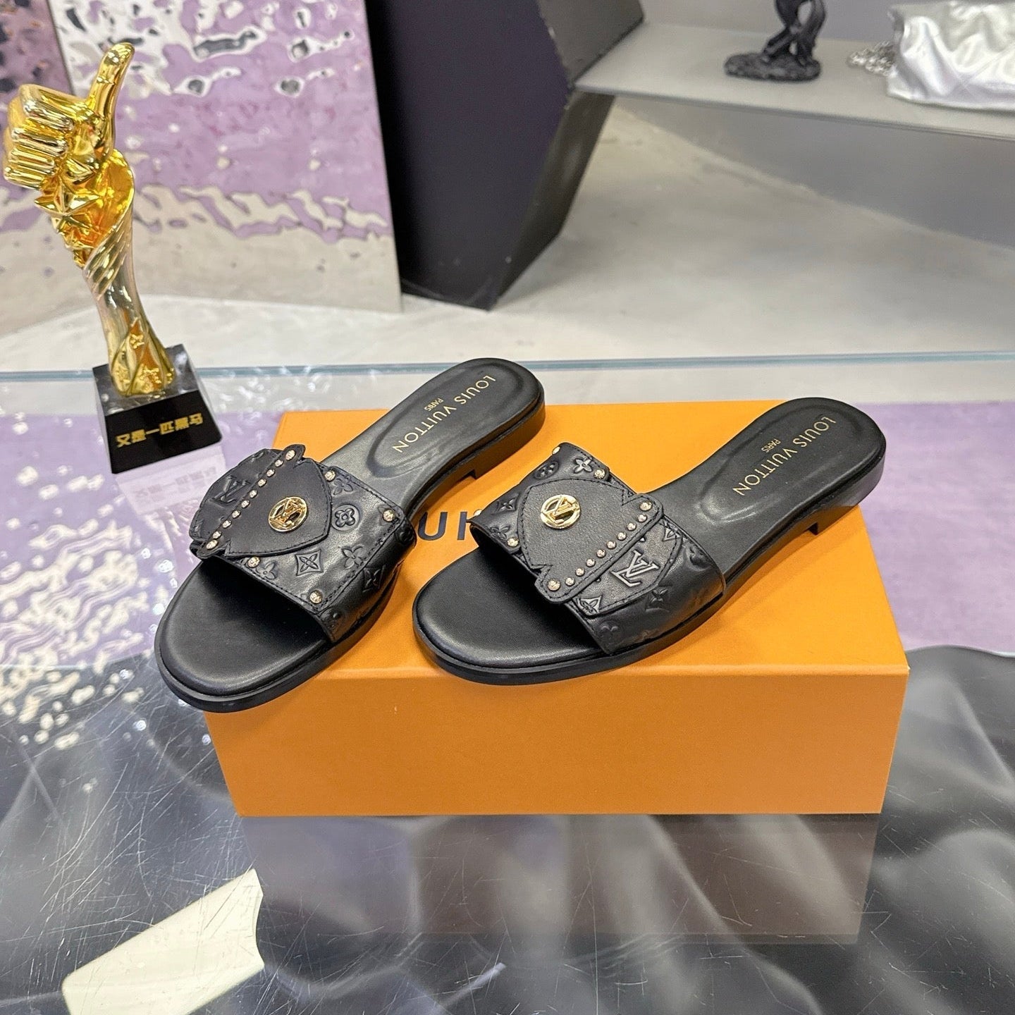LV 26S FLAT SLIDE SANDALS IN BLACK EMBOSSED CALFSKIN GOLD HARDWARE