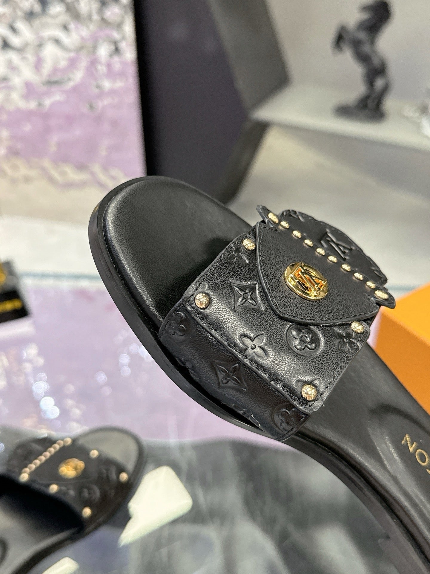 LV 26S FLAT SLIDE SANDALS IN BLACK EMBOSSED CALFSKIN GOLD HARDWARE