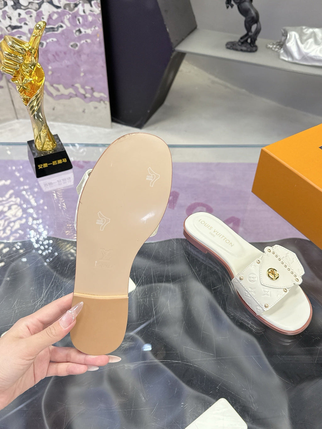 LV 26S FLAT SLIDE SANDALS IN WHITE EMBOSSED CALFSKIN GOLD HARDWARE