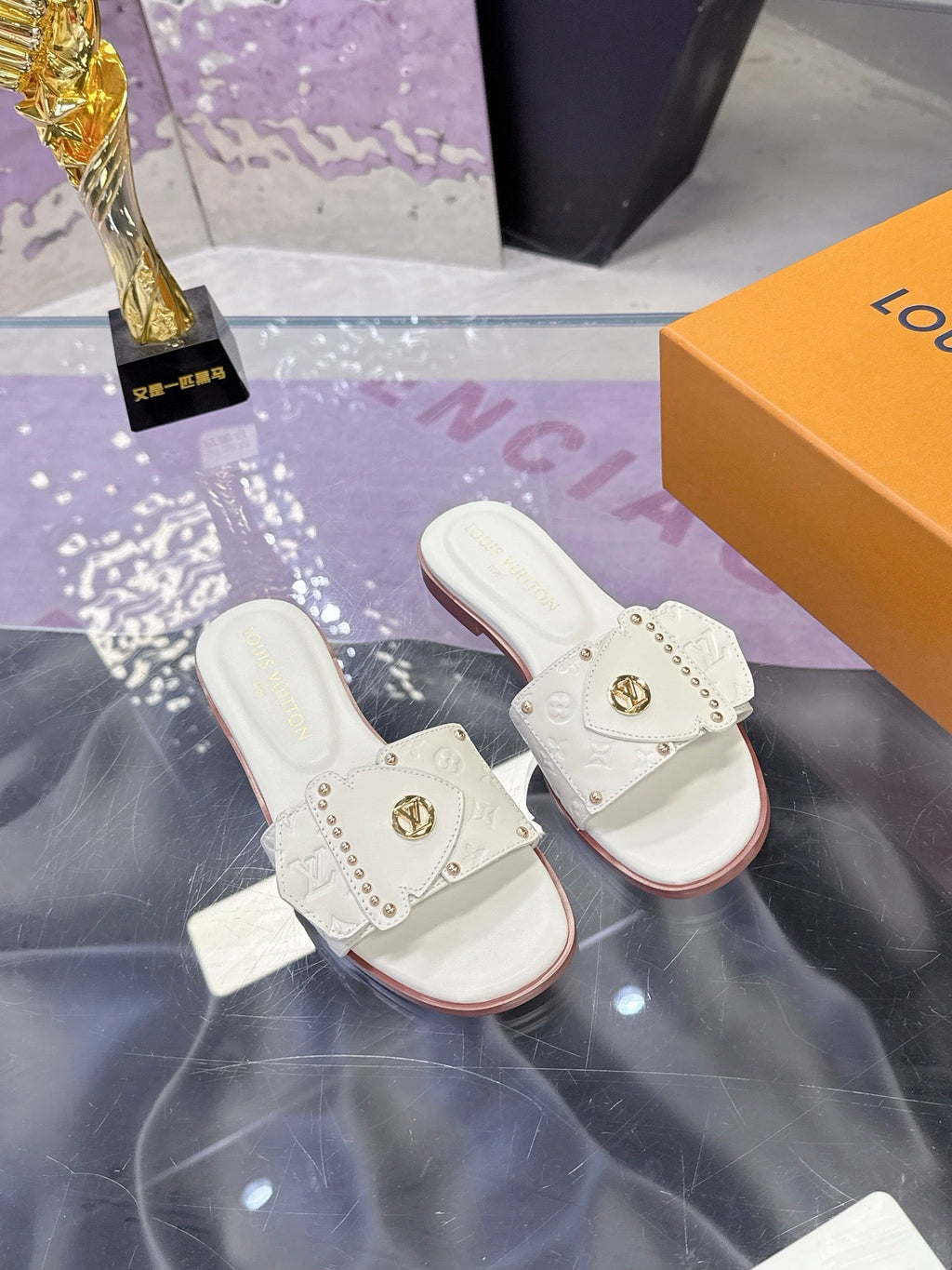 LV 26S FLAT SLIDE SANDALS IN WHITE EMBOSSED CALFSKIN GOLD HARDWARE