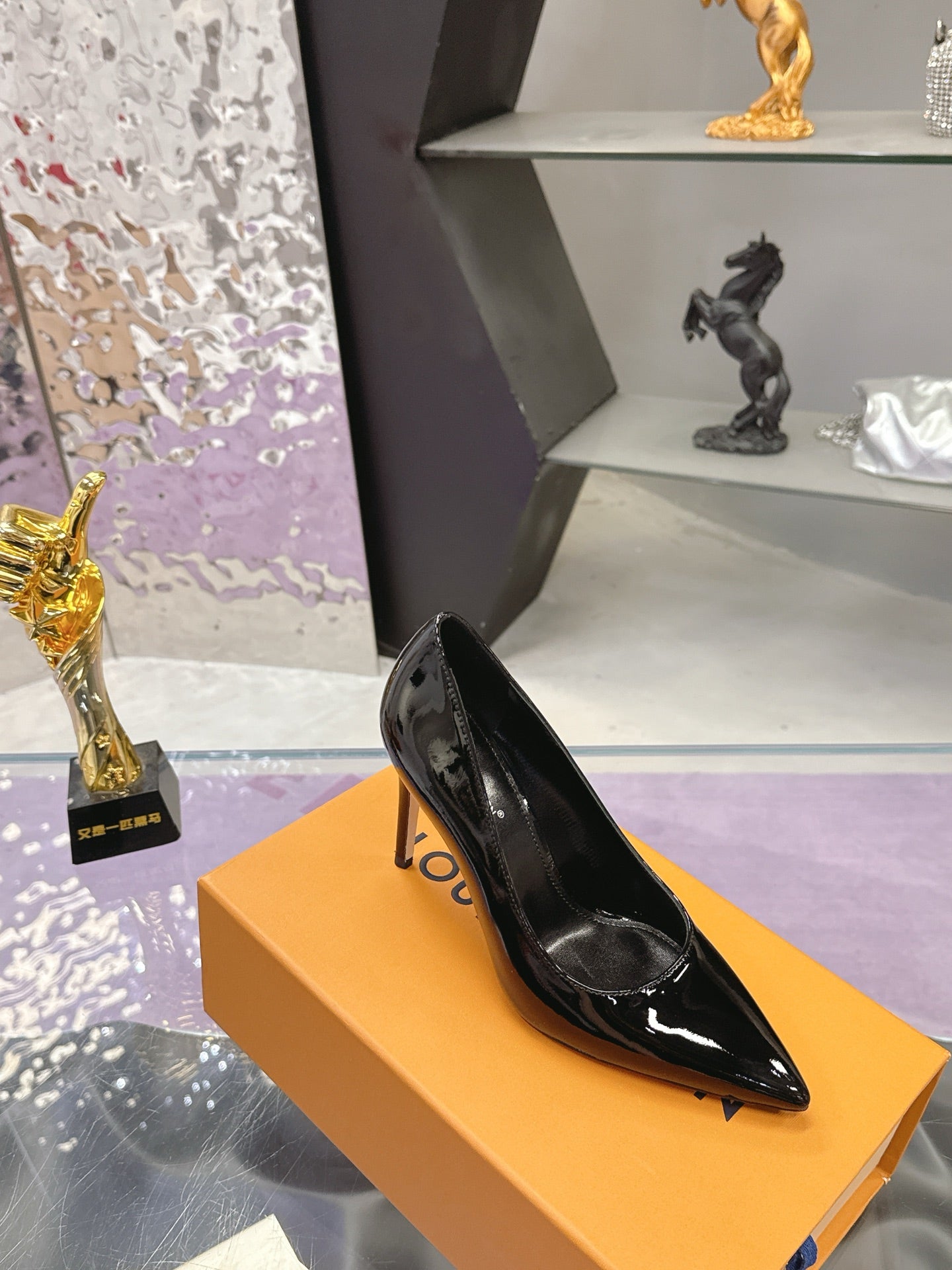 LV 26S POINTED TOE PUMPS 85MM IN BLACK PATENT CALFSKIN