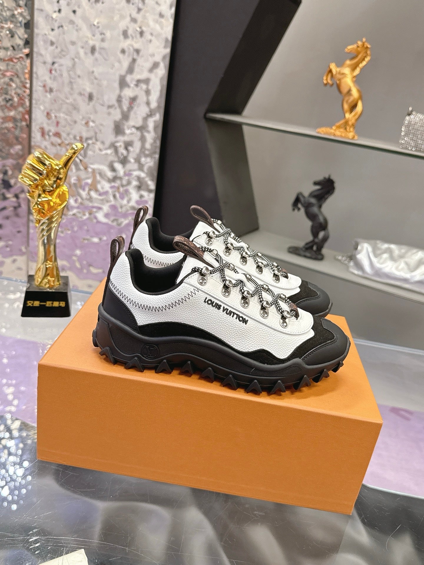 LV 26S RUSH XPLORER SNEAKER IN WHITE BLACK CALFSKIN AND SUEDE