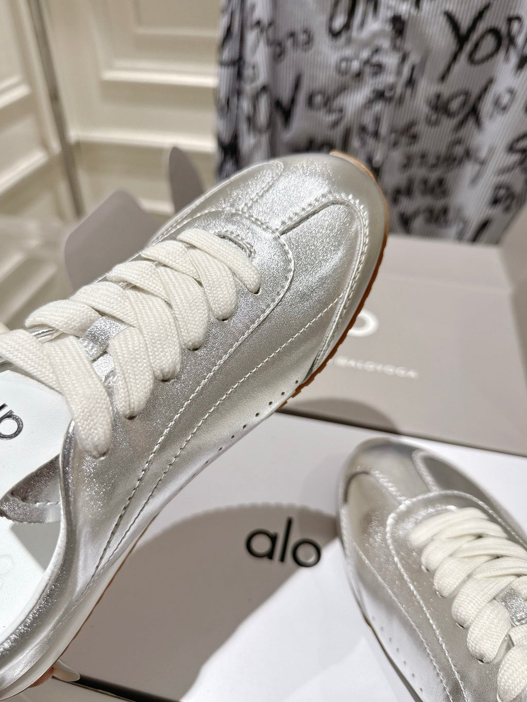 ALO 25S SUNSET SNEAKER IN SILVER LAMBSKIN