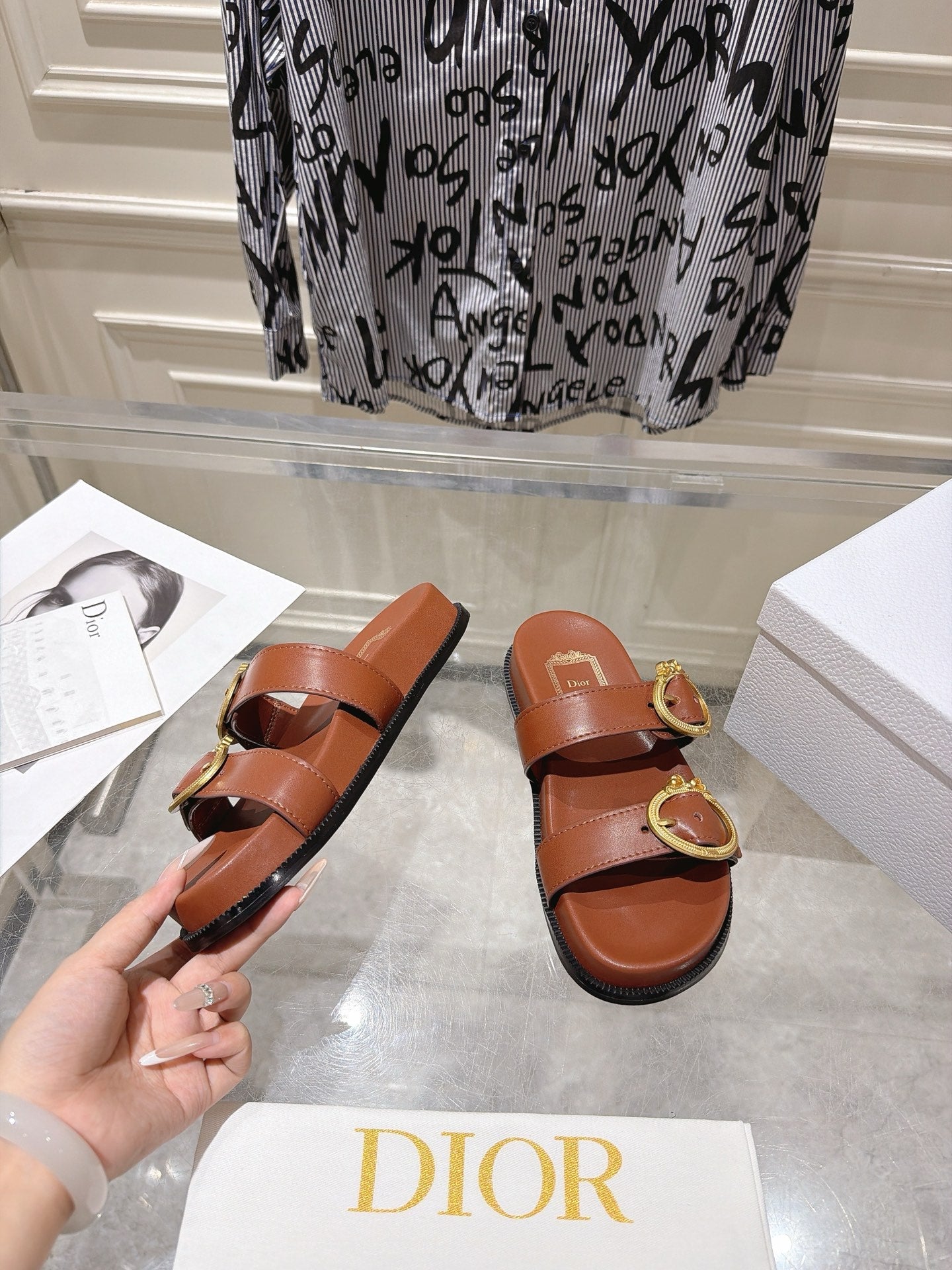 DIOR 26S MEDAILLON BUCKLE SLIDE IN BROWN CALFSKIN