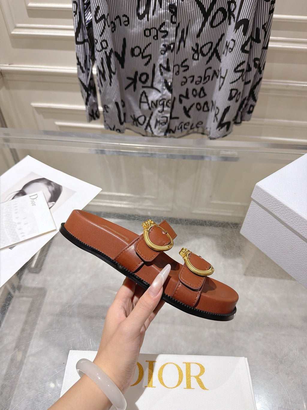 DIOR 26S MEDAILLON BUCKLE SLIDE IN BROWN CALFSKIN