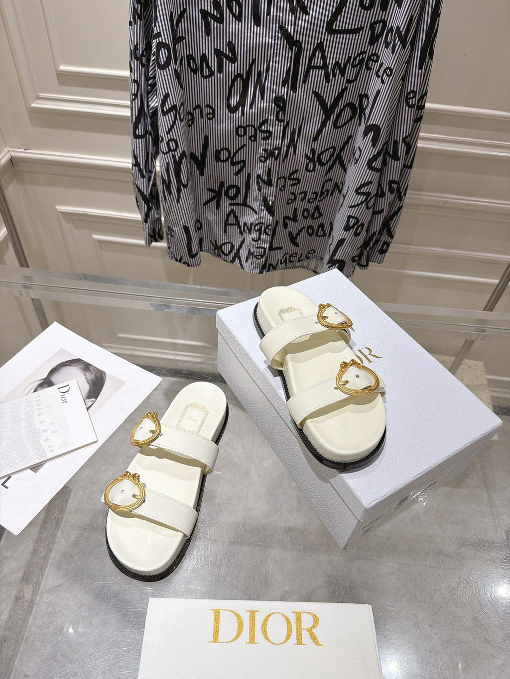 DIOR 26S MEDAILLON BUCKLE SLIDE IN OFF WHITE CALFSKIN