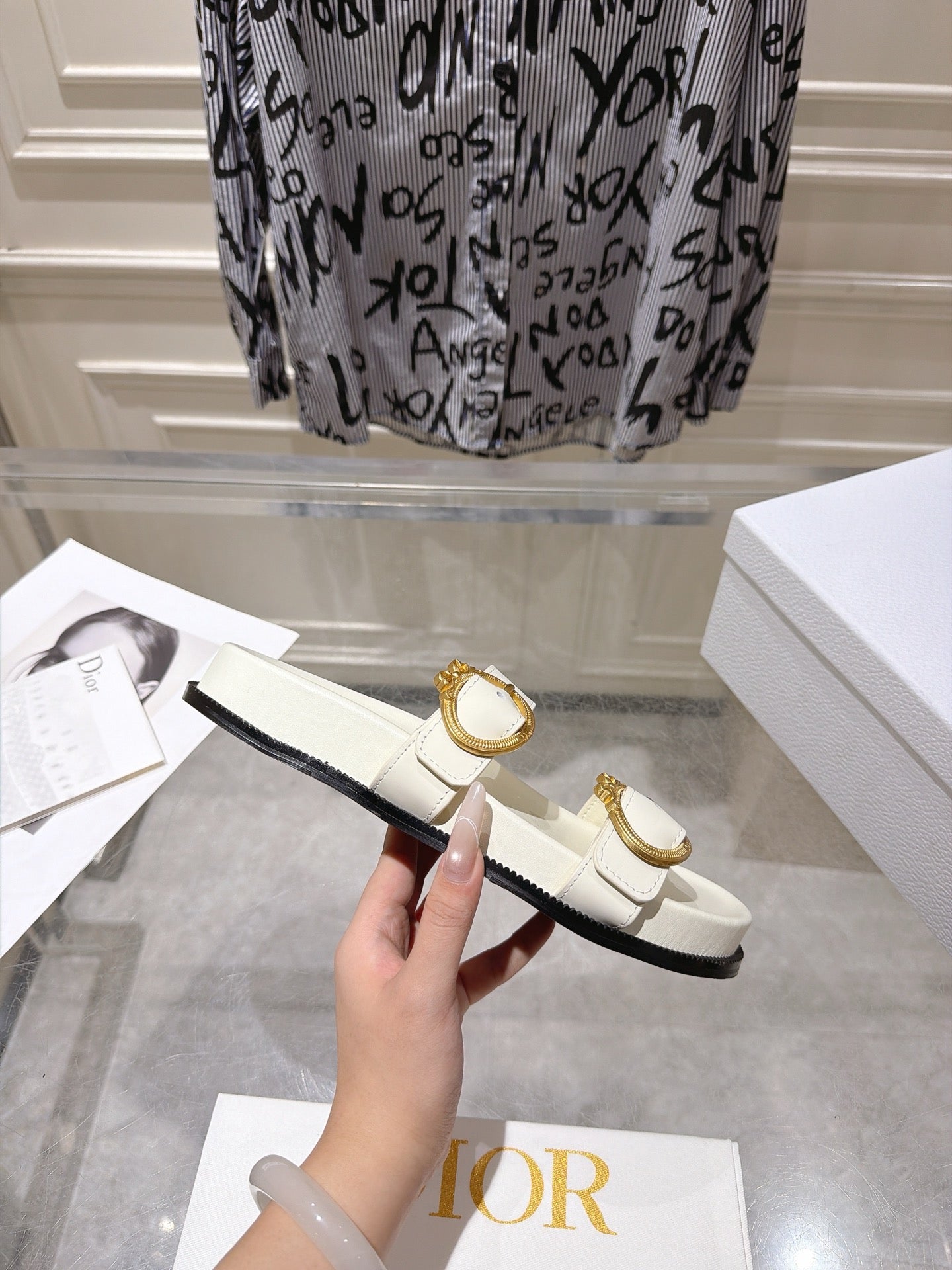 DIOR 26S MEDAILLON BUCKLE SLIDE IN OFF WHITE CALFSKIN