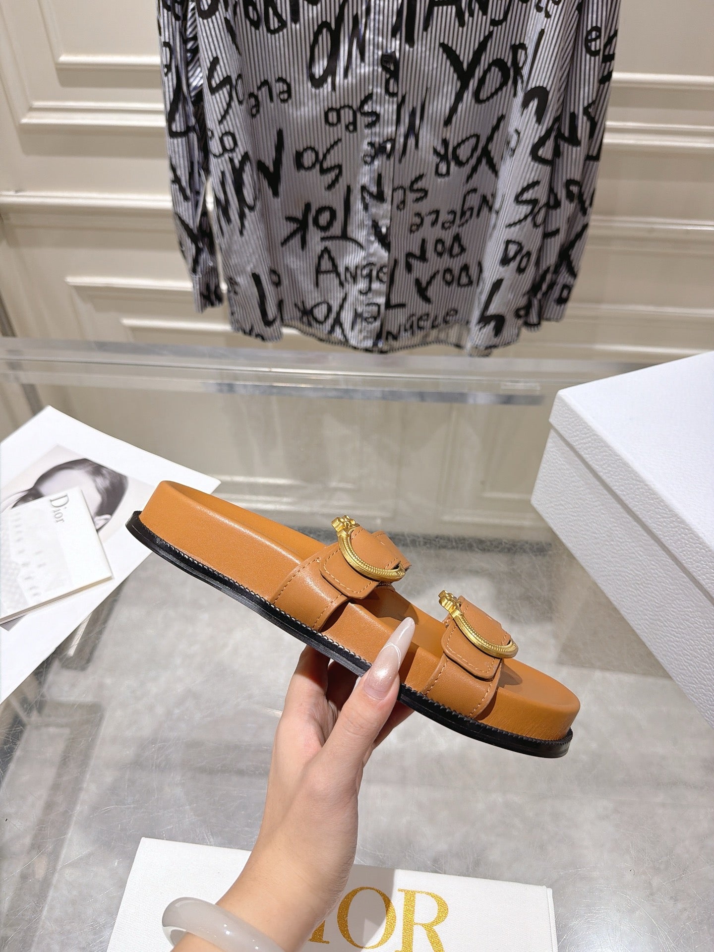 DIOR 26S MEDAILLON BUCKLE SLIDE IN SADDLE BROWN CALFSKIN