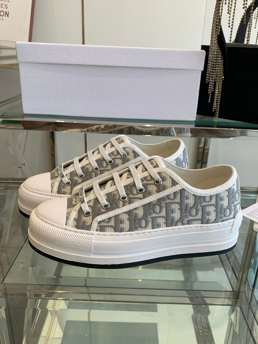 WALK'N PLATFORM SNEAKER IN DOLPHIN GRAY EMBROIDERY ICONIC PATTERNS FABRIC
