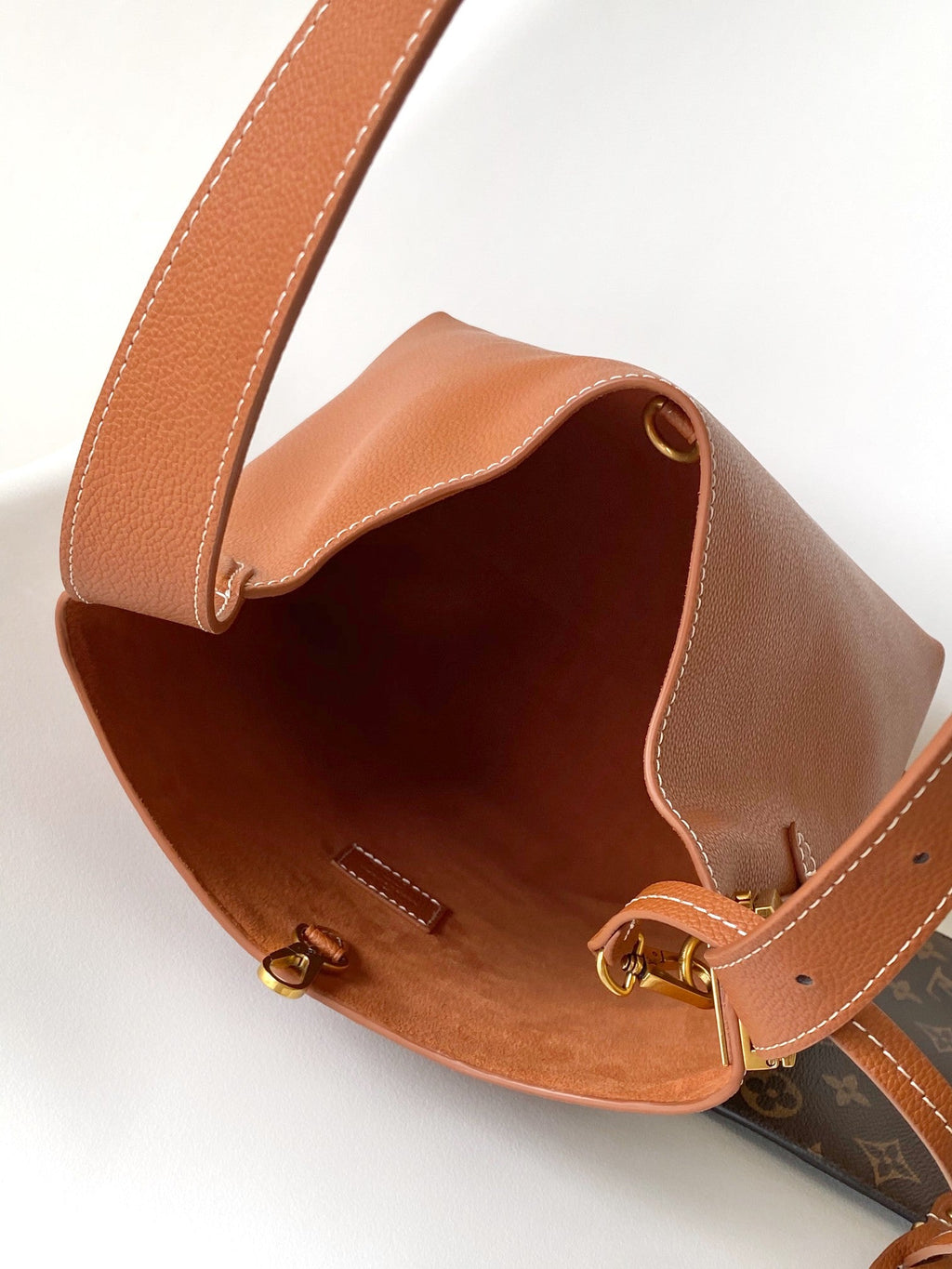 LV 25S LOW KEY HOBO BAG 28 CM IN BURNT ORANGE CALFSKIN
