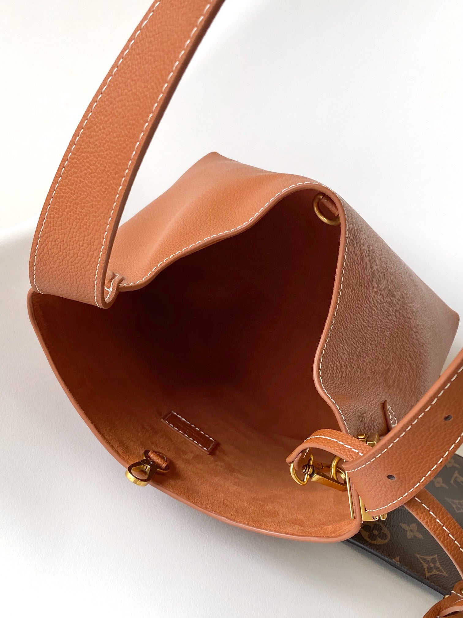 LV 25S LOW KEY HOBO BAG 35 CM IN BURNT ORANGE CALFSKIN