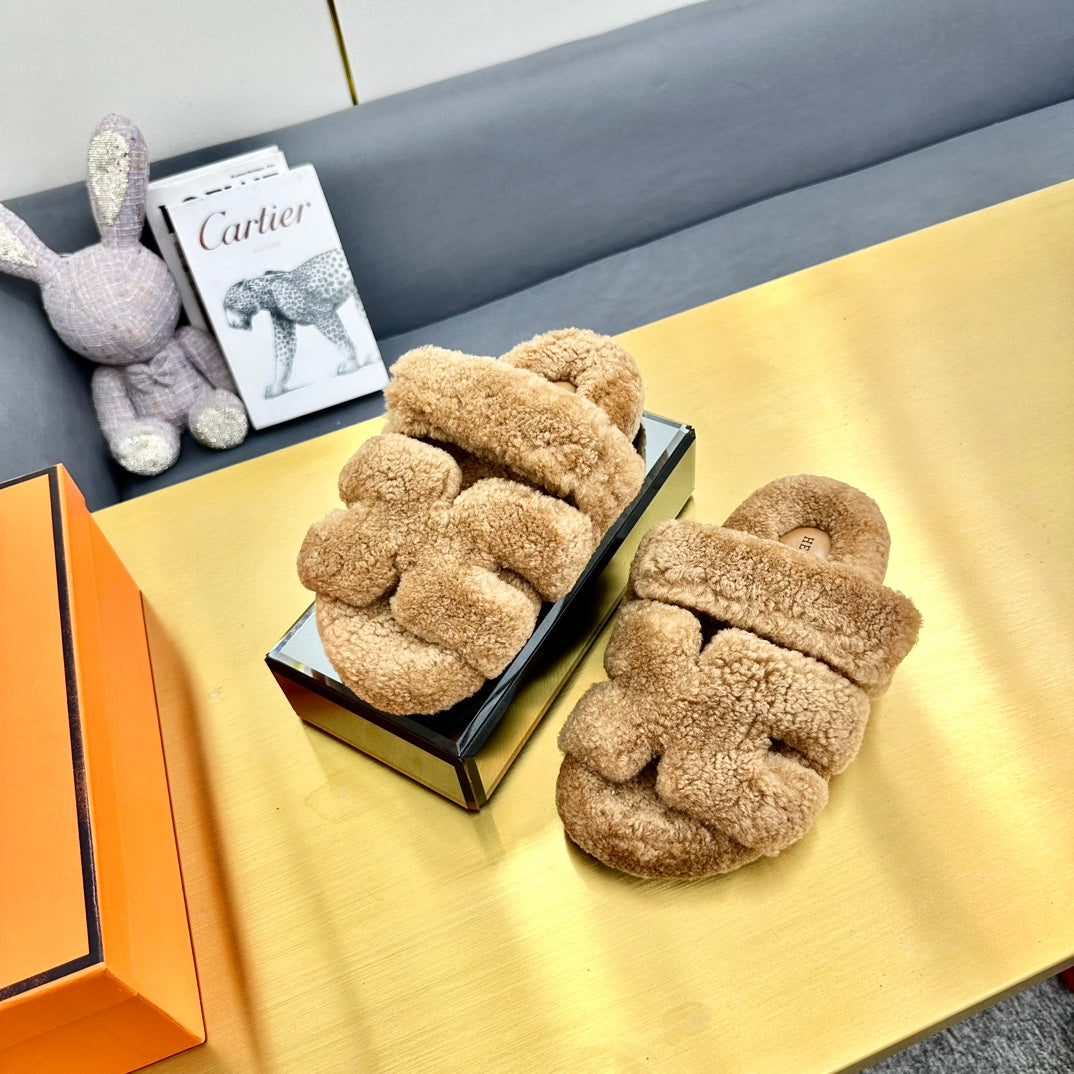 CHYPRE SANDAL IN PEANUT BROWN SHEARLING