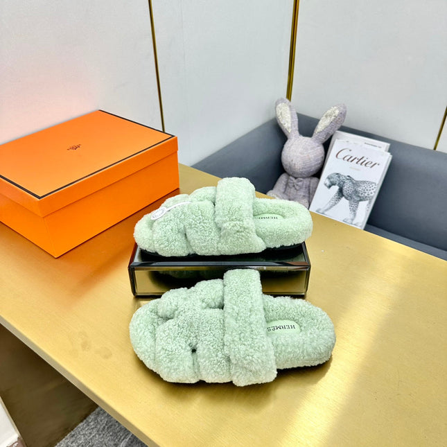 CHYPRE SANDAL IN PASTEL GREEN SHEARLING