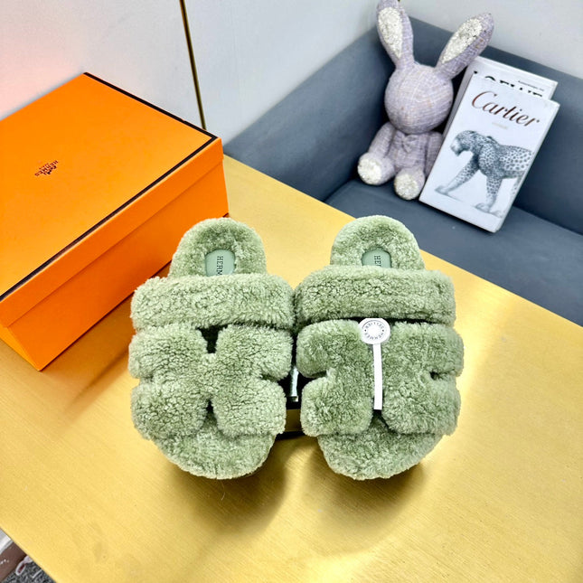 CHYPRE SANDAL IN JADE GREEN SHEARLING