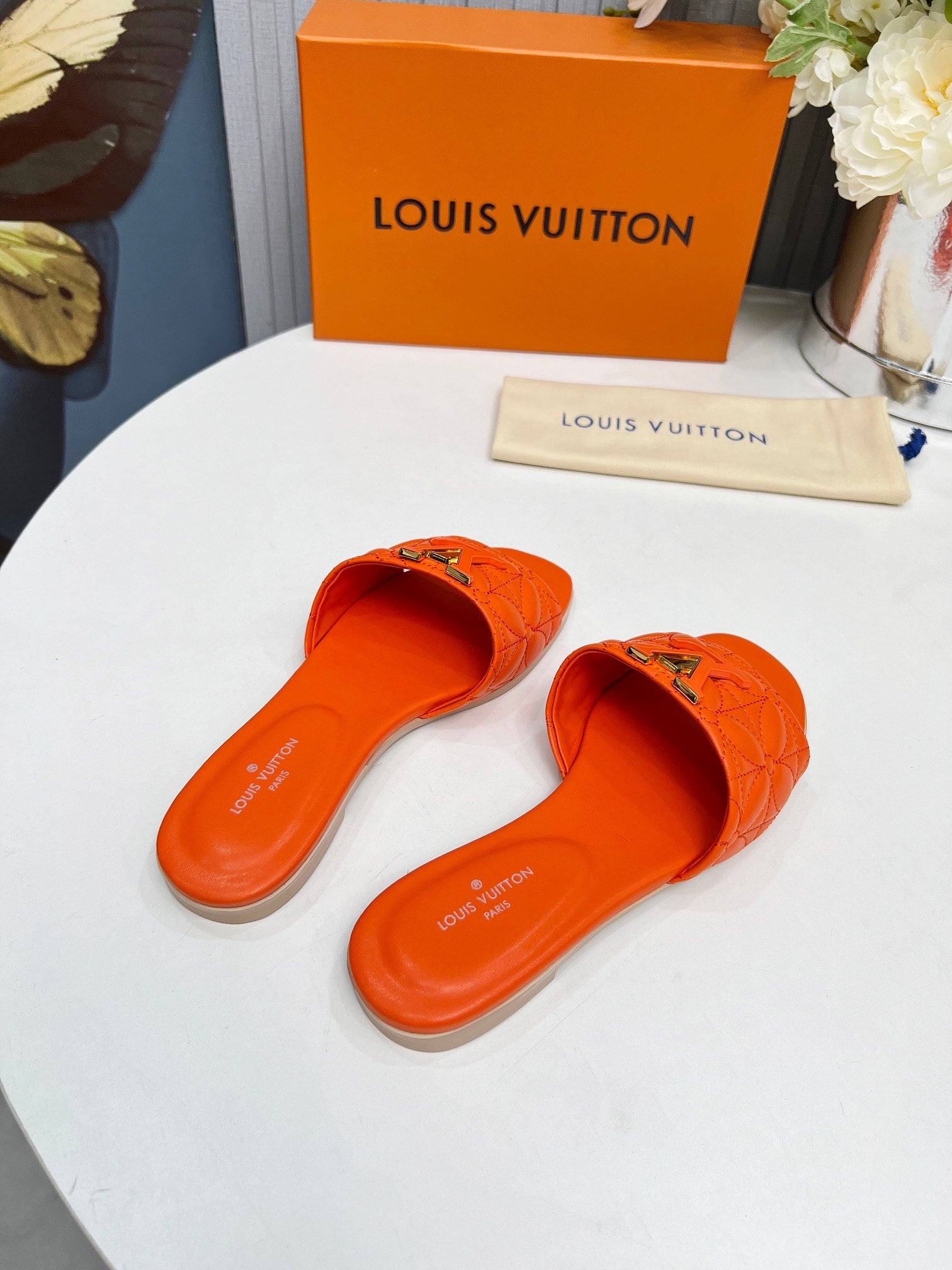 LV 26S MARE FLAT MULES IN ORANGE CALFSKIN