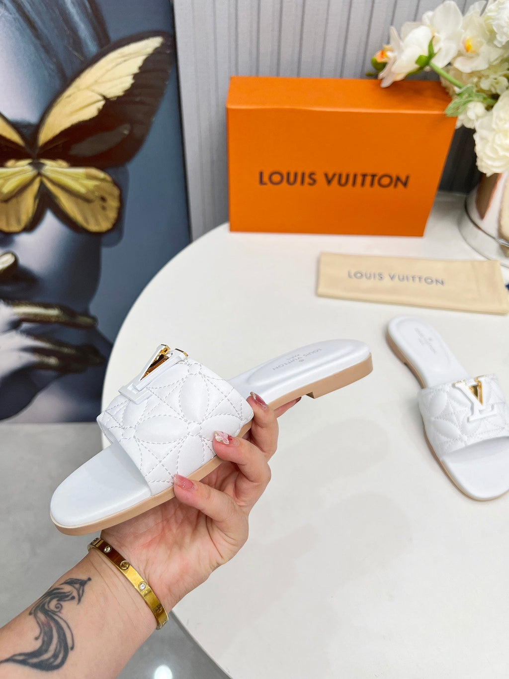 LV 26S MARE FLAT MULES IN WHITE CALFSKIN